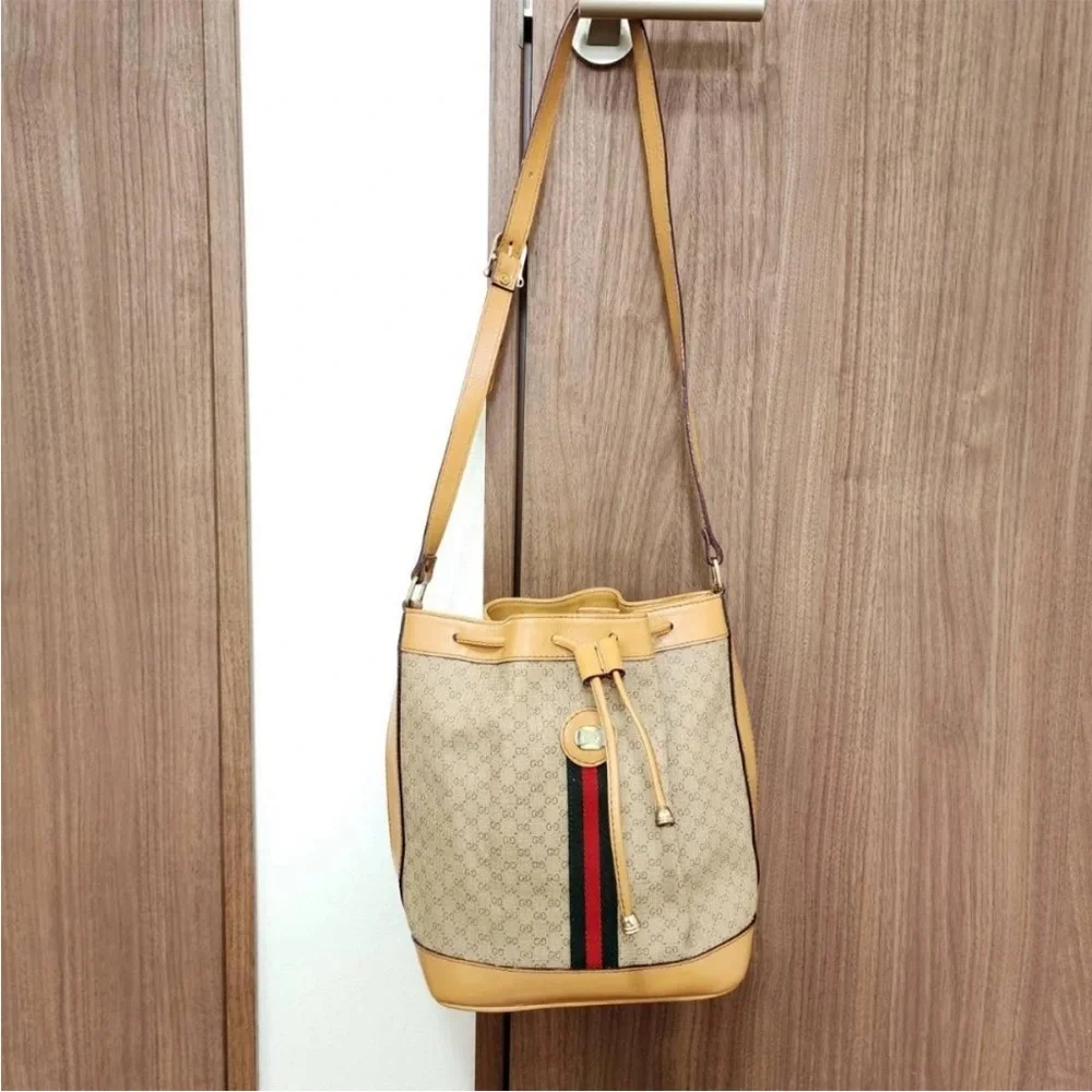 Gucci Tan Bucket Bag with Coin Pouch - Picture 3 of 8